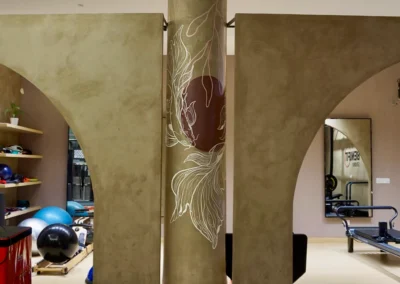 mural-benifit-gym-gurugram-pillar